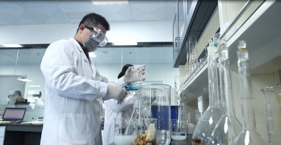 中國科學(xué)院贛江創(chuàng)新研究院科研人員在做實驗。