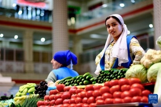 這是6月13日在塔吉克斯坦首都杜尚別大巴扎內(nèi)拍攝的營業(yè)者。新華社記者 鄭開君 攝