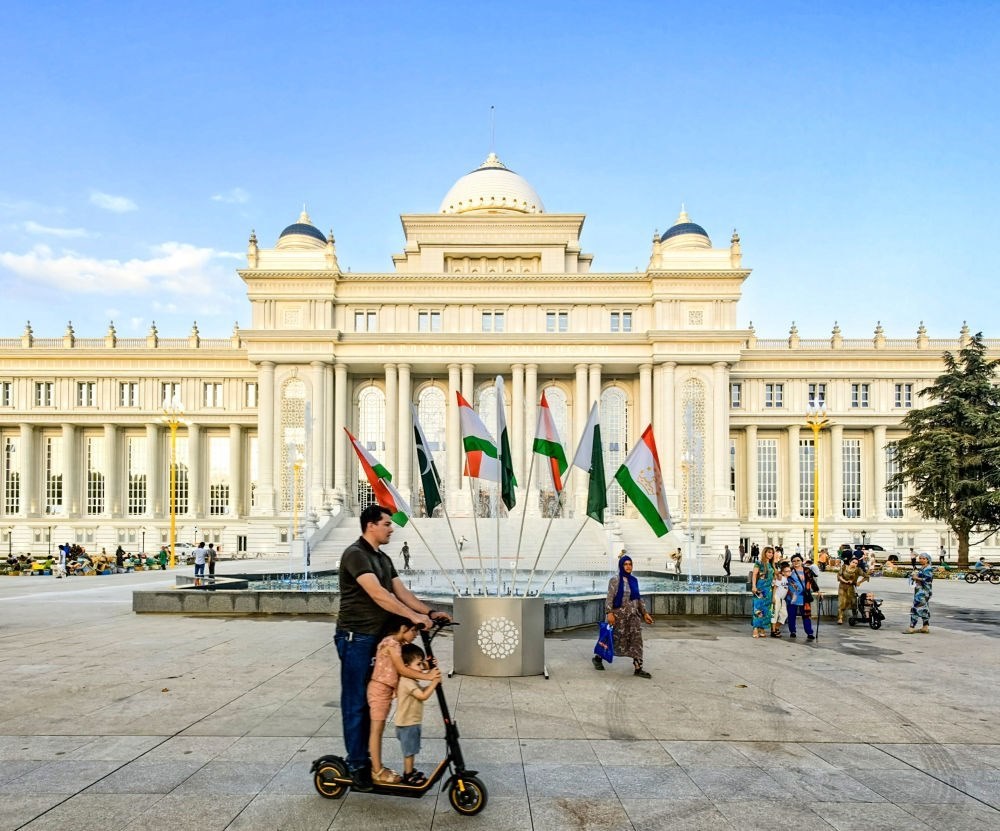 2024年7月1日，人們?cè)谒怂固棺h會(huì)大樓前的廣場(chǎng)上休閑。