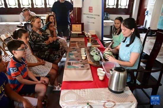 7月4日，在馬耳他桑塔露琪亞市的中國(guó)古典園林“靜園”，人們欣賞中國(guó)茶藝表演。新華社發(fā)（喬納森·博格 攝）