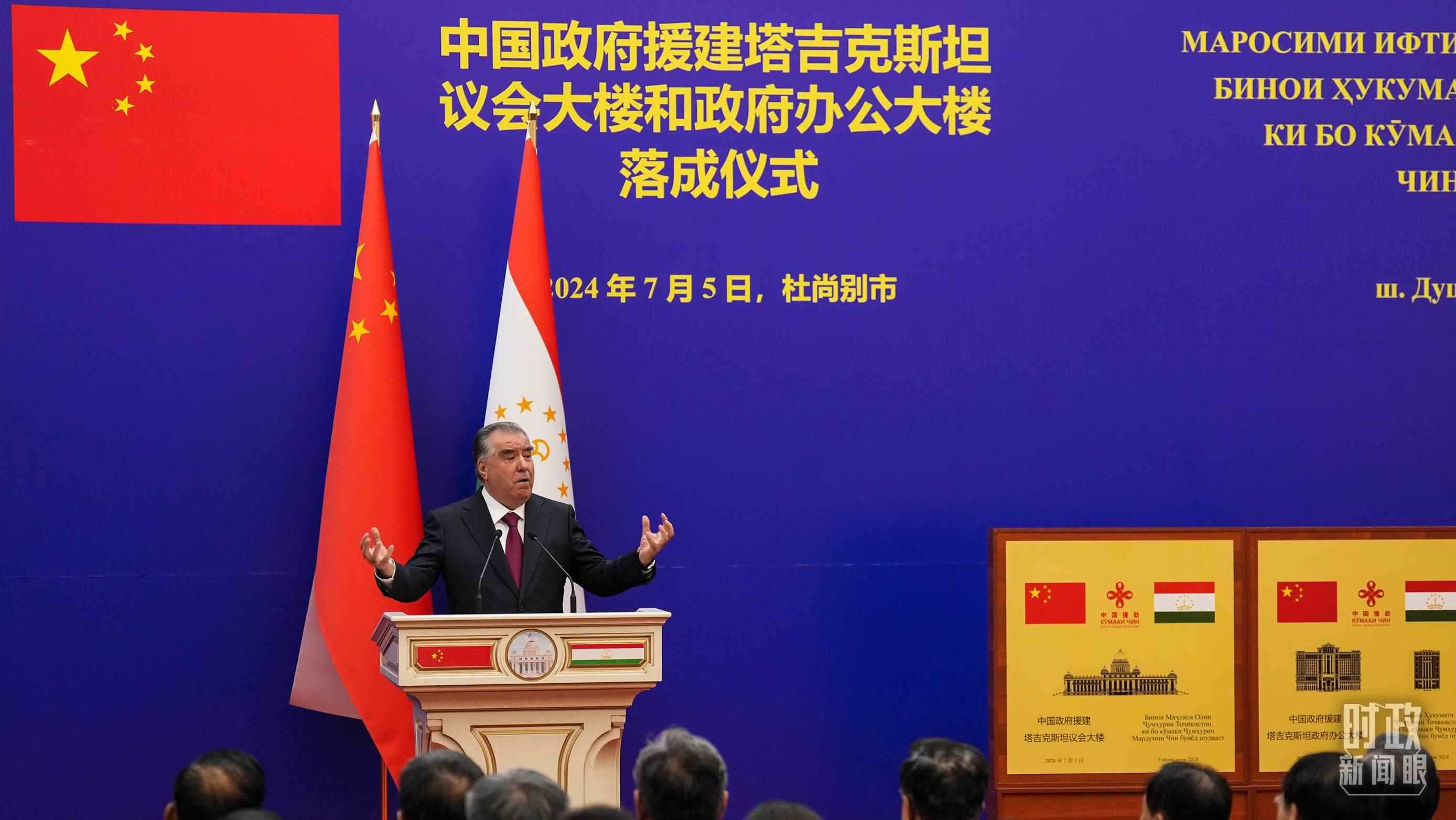 △拉赫蒙總統(tǒng)在落成儀式現(xiàn)場(chǎng)。（總臺(tái)記者李晉拍攝）