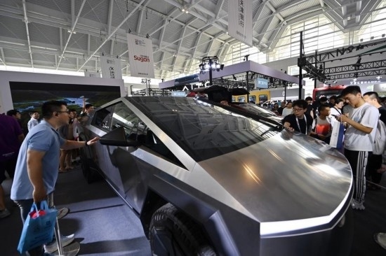 在天津舉行的2024世界智能產(chǎn)業(yè)博覽會(huì)上，觀眾在特斯拉展臺(tái)參觀（6月22日攝）。新華社記者 李然 攝