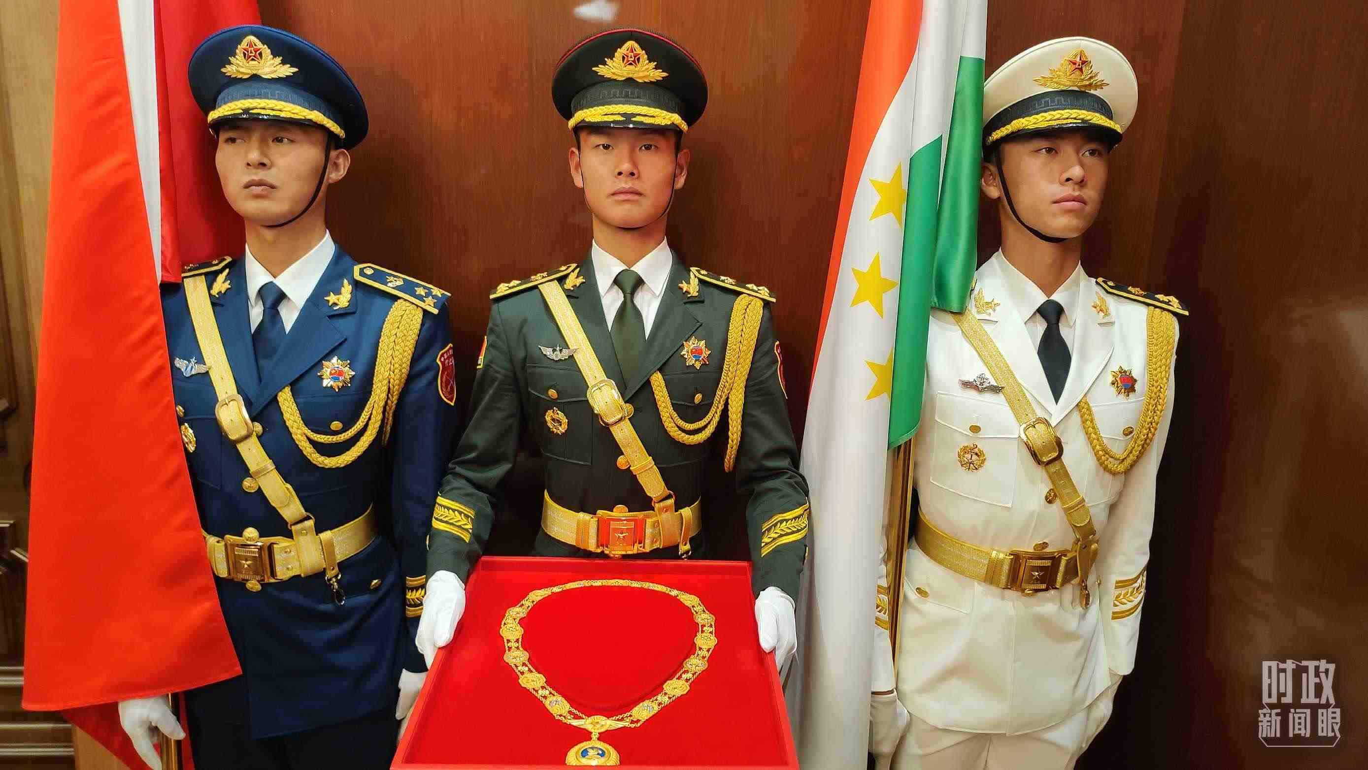 △中方儀仗兵護(hù)送“友誼勛章”入場(chǎng)。（總臺(tái)央視記者薛冠南拍攝）