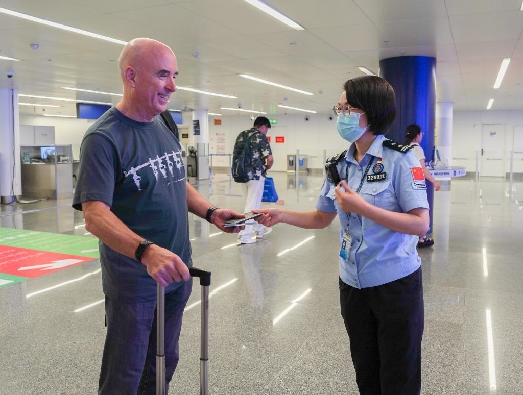  7月2日，南寧邊檢站移民管理警察引導(dǎo)外籍旅客有序通關(guān)。（南寧邊檢站供圖）