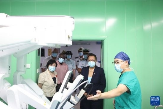 7月5日，塞舌爾衛(wèi)生部長(zhǎng)維多在中國(guó)海軍“和平方舟”號(hào)醫(yī)院船上參觀。新華社發(fā)（劉志磊 攝）