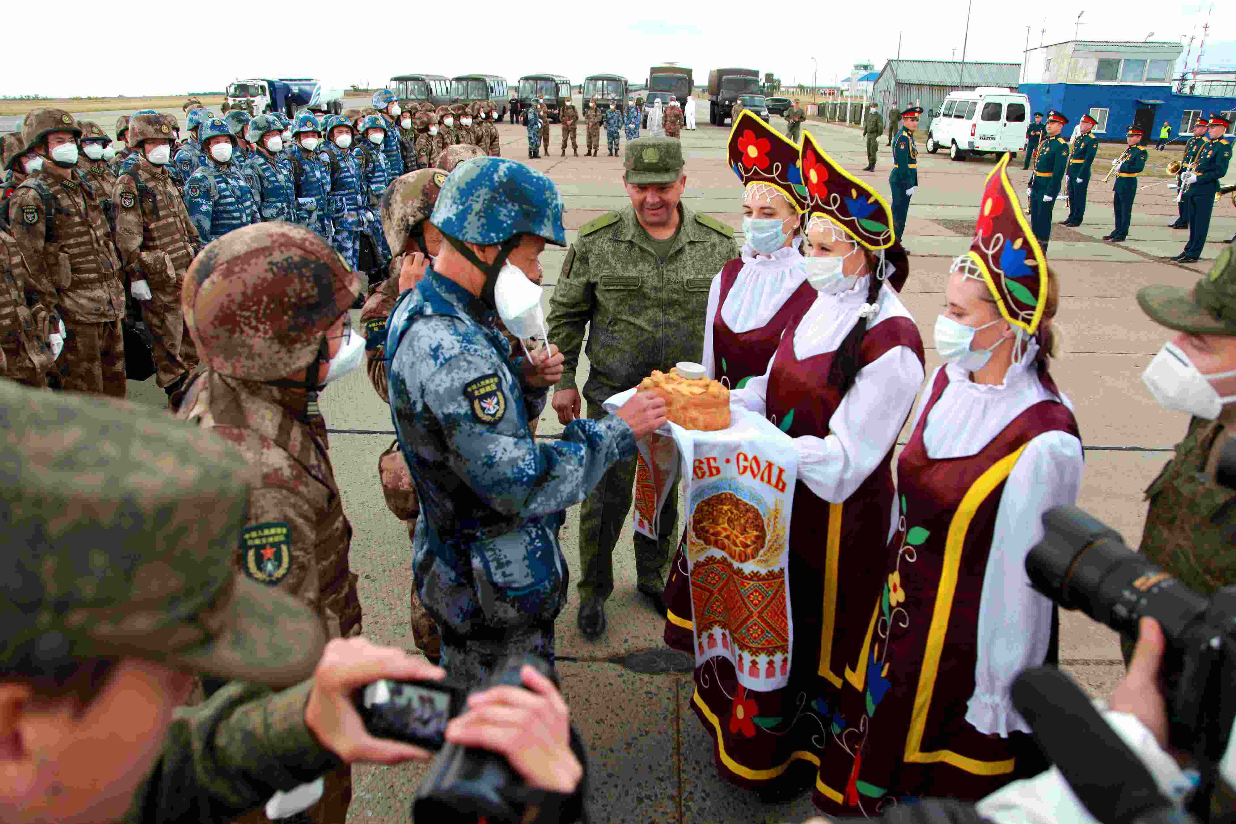 當?shù)貢r間2021年9月10日，跨境參加“和平使命-2021”上海合作組織成員國聯(lián)合反恐軍演的中方部隊導演部抵達俄羅斯奧倫堡“東古茲”靶場演習地域。圖為俄方人員為中方人員舉行歡迎儀式。