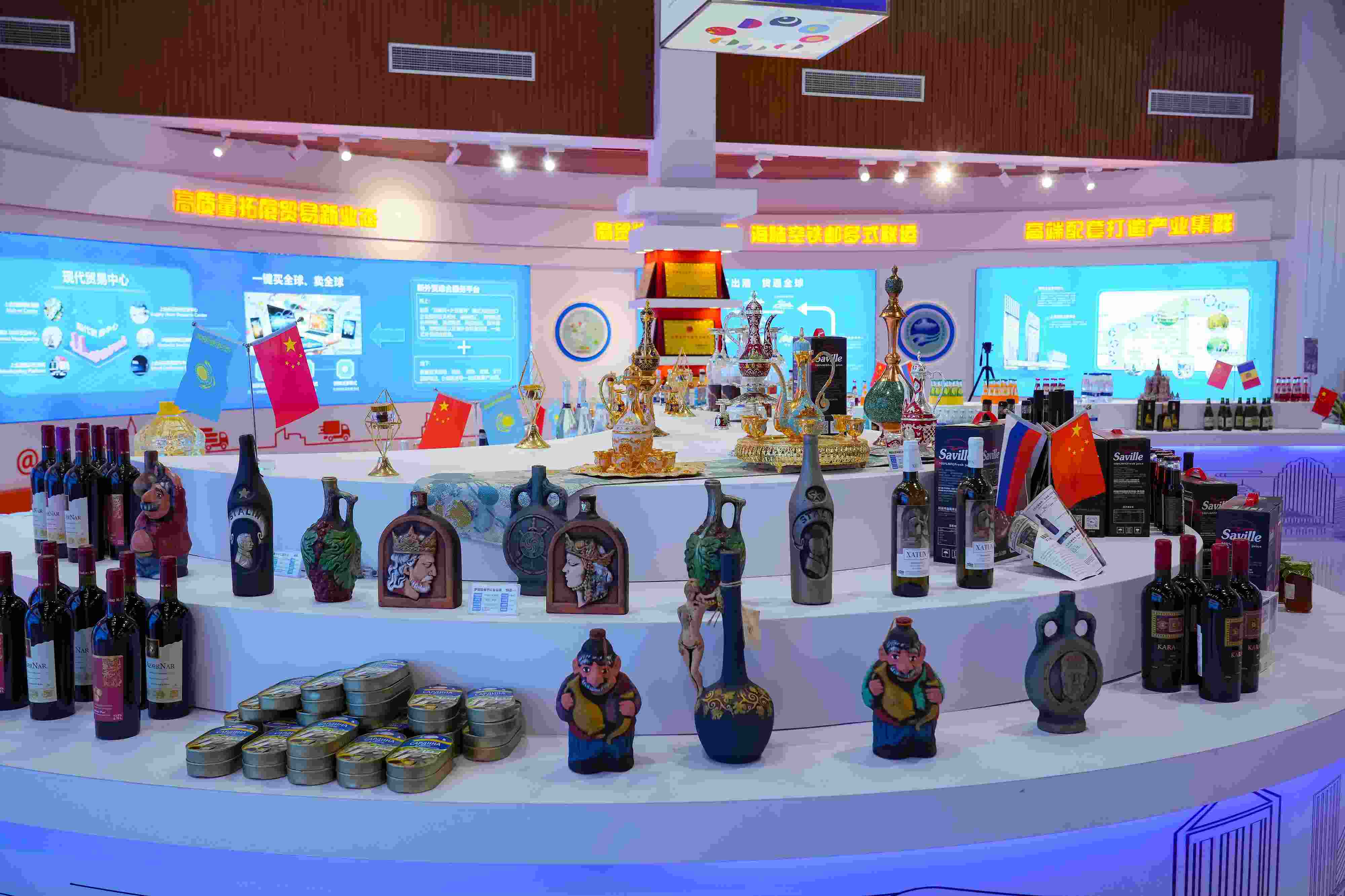 2022年10月19日，青島，上合示范區(qū)展出的上合組織國家特色商品。