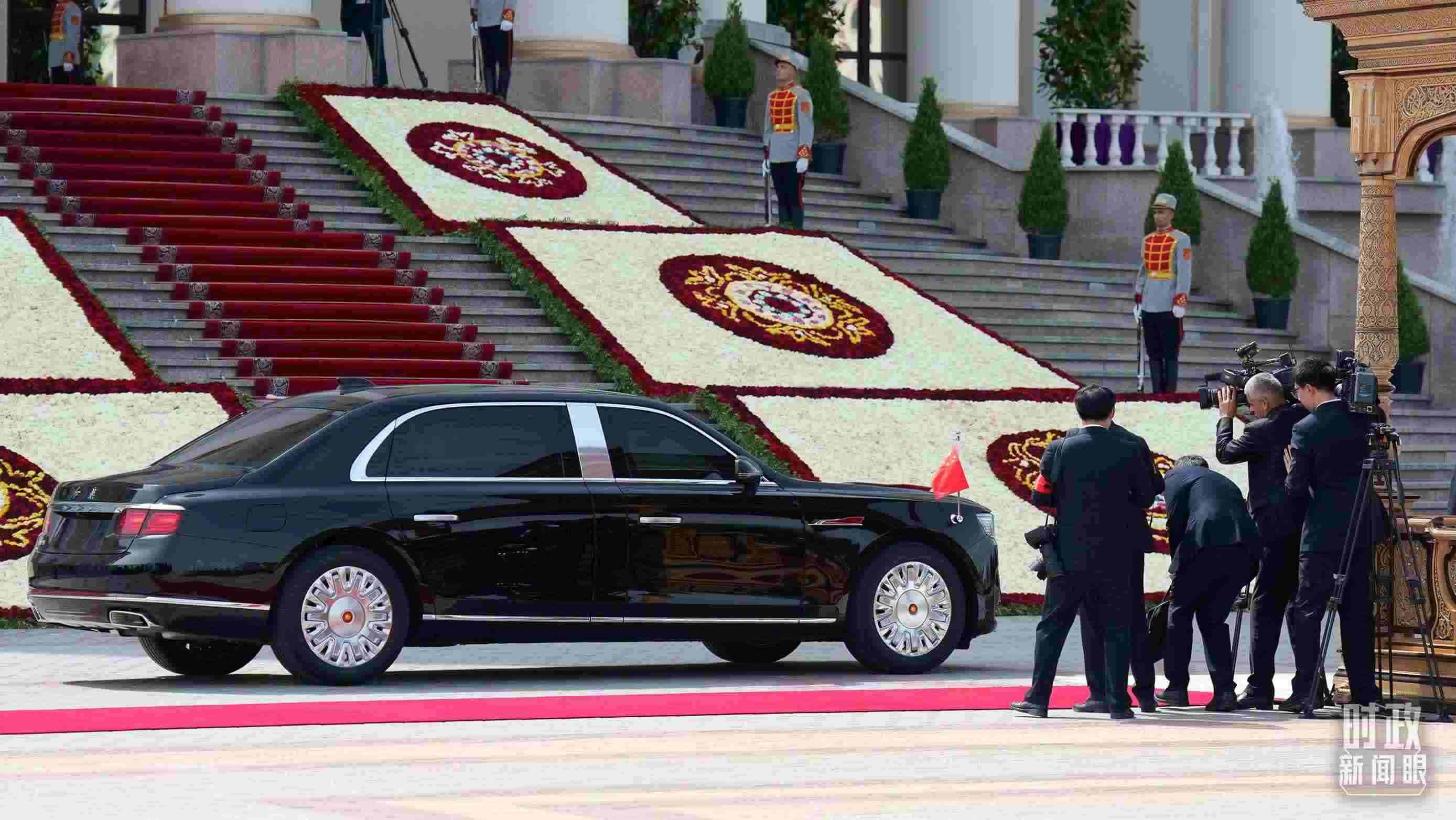 △習(xí)主席乘坐的紅旗車抵達(dá)塔總統(tǒng)府。（總臺(tái)記者李晉拍攝）