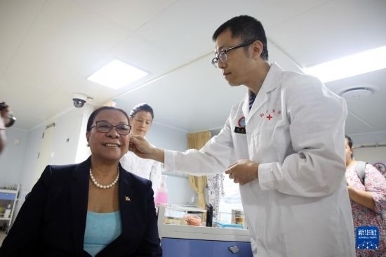 7月5日，塞舌爾衛(wèi)生部長(zhǎng)維多在中國(guó)海軍“和平方舟”號(hào)醫(yī)院船上體驗(yàn)中醫(yī)。新華社發(fā)（劉志磊 攝）