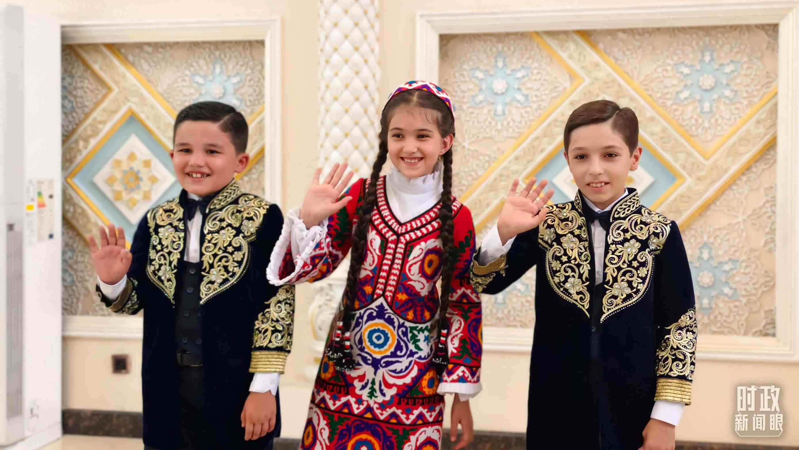 △在機(jī)場(chǎng)迎接習(xí)主席的塔吉克斯坦少年。（總臺(tái)央視記者韓銳拍攝）