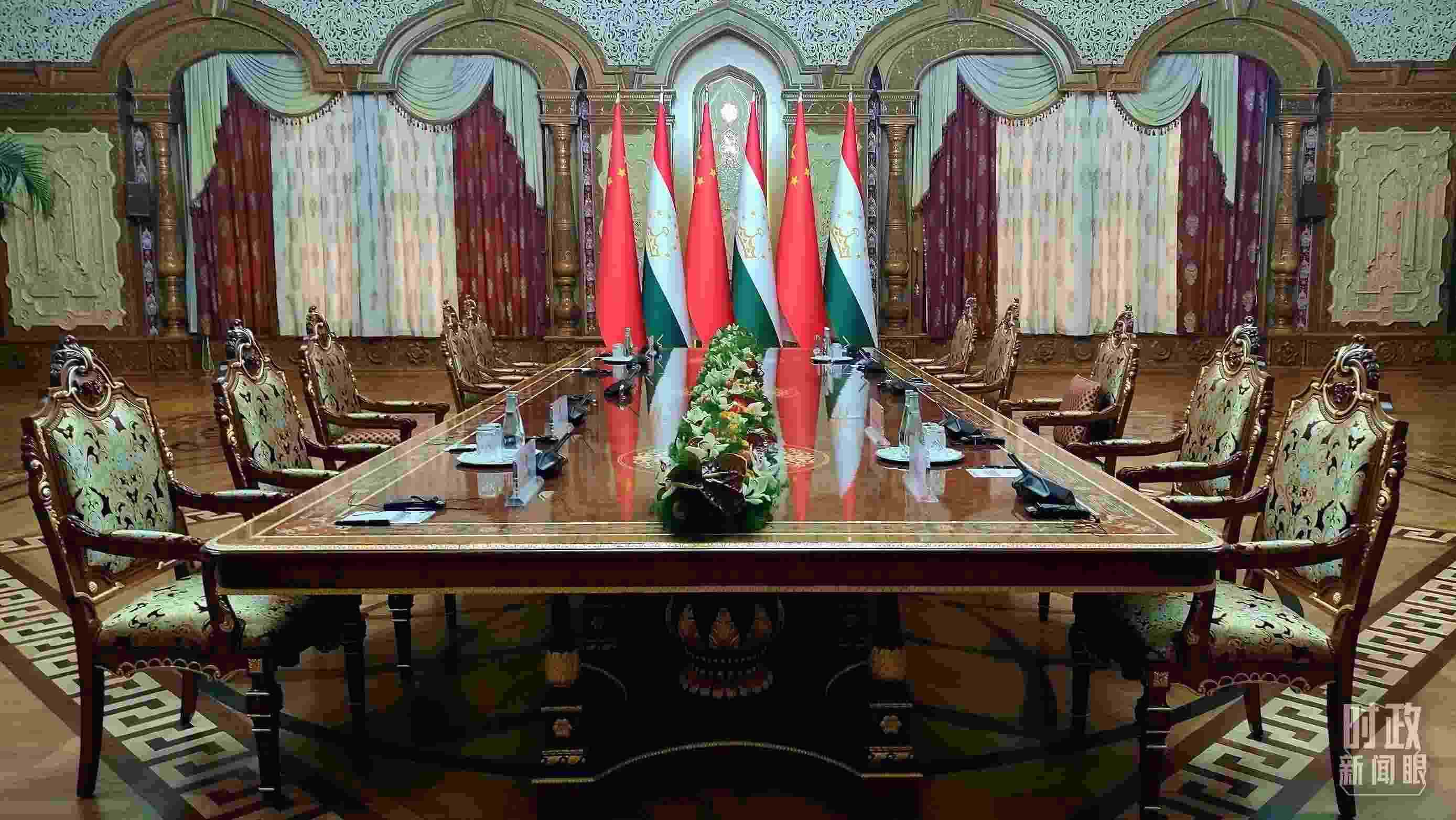 △中塔元首小范圍會(huì)談開始前。（總臺(tái)央視記者薛冠南拍攝）