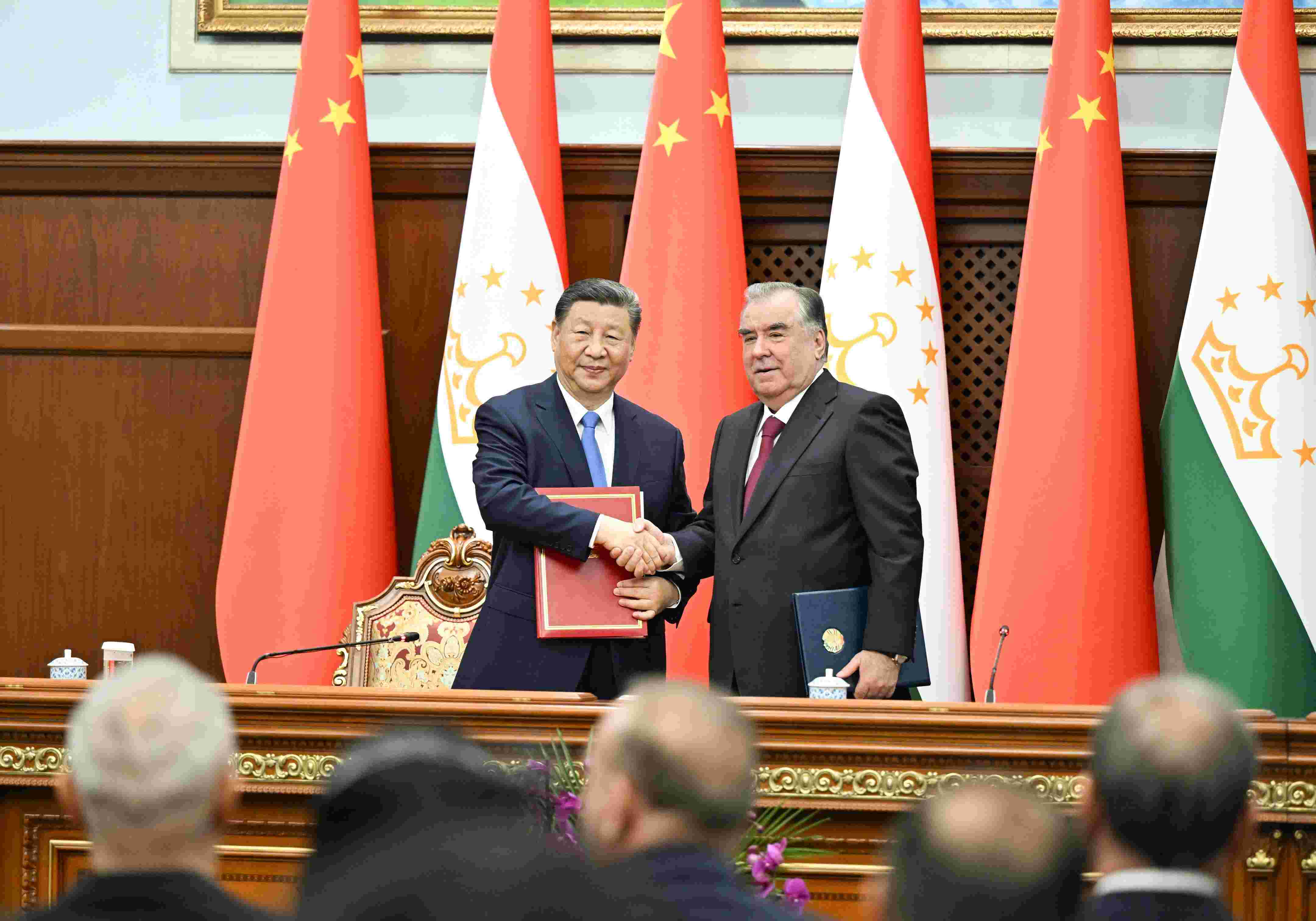 當(dāng)?shù)貢r間2024年7月5日下午，習(xí)近平主席同塔吉克斯坦總統(tǒng)拉赫蒙在杜尚別總統(tǒng)府舉行會談。會談后，兩國元首共同簽署《中華人民共和國和塔吉克斯坦共和國關(guān)于發(fā)展新時代全面戰(zhàn)略合作伙伴關(guān)系的聯(lián)合聲明》。