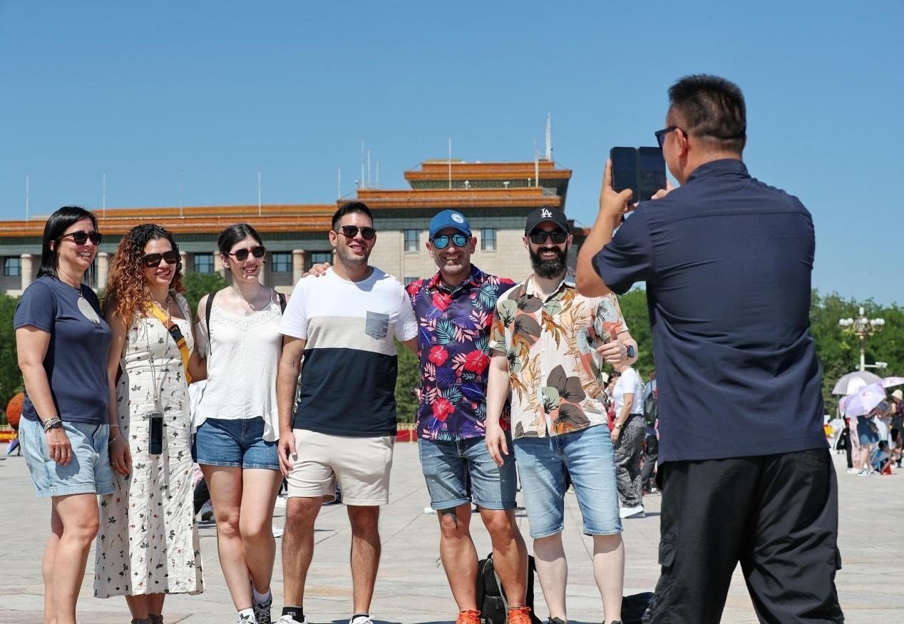 入境游持續(xù)升溫，眾多外國(guó)游客游覽天安門(mén)廣場(chǎng)。（圖片來(lái)源：視覺(jué)中國(guó)）