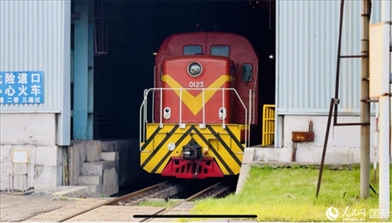 通鋼產(chǎn)品通過(guò)鐵路運(yùn)輸出場(chǎng)。人民網(wǎng) 謝瑩攝