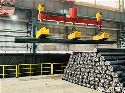 通鋼產(chǎn)品正在裝車(chē)。人民網(wǎng) 謝瑩攝