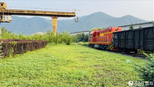 通鋼產(chǎn)品通過(guò)鐵路運(yùn)輸出場(chǎng)。人民網(wǎng) 謝瑩攝