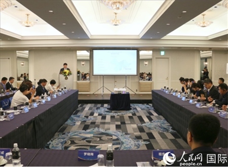 深圳市光明區(qū)委常委、副區(qū)長王芳成介紹光明科學(xué)城。人民網(wǎng) 許可攝