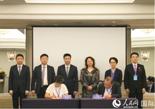 雙方企業(yè)簽訂交流與合作協(xié)議。人民網(wǎng) 許可攝