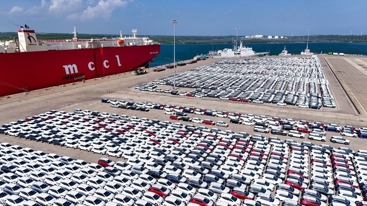 這是2024年3月28日拍攝的斯里蘭卡漢班托塔港（無人機(jī)照片）。漢班托塔港是中斯共建“一帶一路”重點(diǎn)合作項(xiàng)目，位于斯里蘭卡南端，是一座綜合性人工深水海港，許多往來亞洲、歐洲、非洲的貨船在此經(jīng)過。新華社記者 徐欽 攝