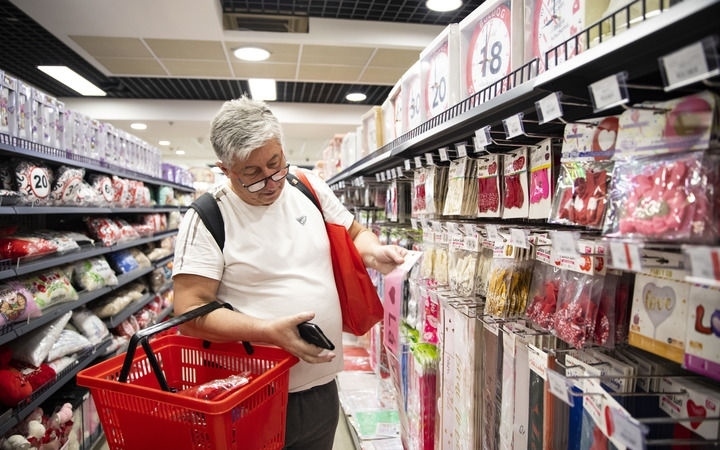 2024年4月29日，在匈牙利布達(dá)佩斯，一名男子在中歐商貿(mào)物流合作園區(qū)的中國(guó)商品交易展示中心內(nèi)購(gòu)物。中歐商貿(mào)物流合作園區(qū)是中國(guó)在歐洲地區(qū)建設(shè)的首個(gè)商貿(mào)物流型境外經(jīng)貿(mào)合作區(qū)，也是集商貿(mào)展示與交易、物流運(yùn)輸與倉(cāng)儲(chǔ)、產(chǎn)業(yè)投資與合作功能于一體的中歐企業(yè)雙向互動(dòng)平臺(tái)。新華社記者 張帆 攝