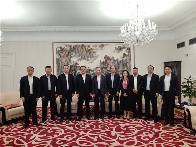 中國(guó)駐瑞典大使崔愛(ài)民（左五）會(huì)見(jiàn)中國(guó)中鐵股份有限公司總裁陳文健一行并合影。中國(guó)駐瑞典大使館供圖