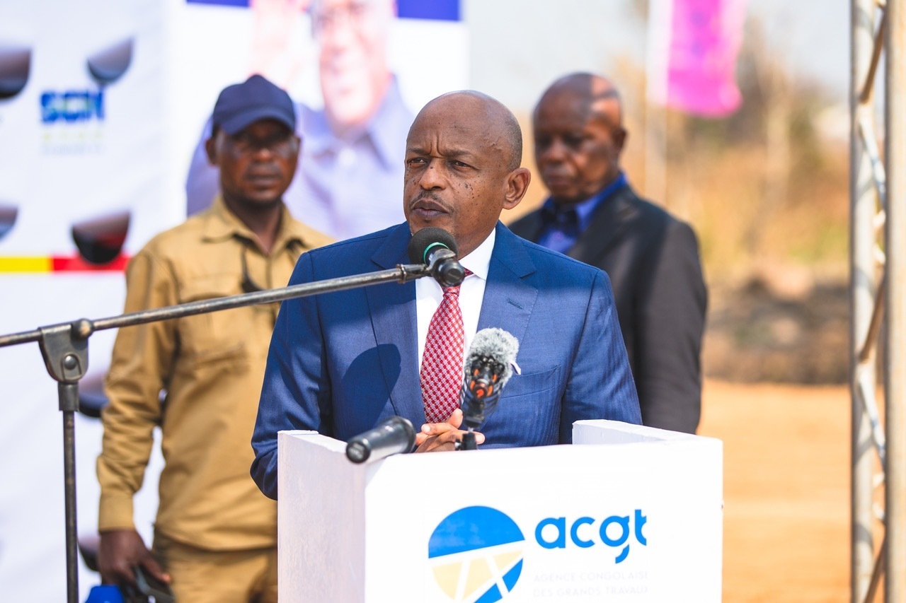 剛果（金）國務(wù)部長兼基礎(chǔ)設(shè)施和公共工程部長穆武尼在開工儀式上致辭。中鐵資源集團(tuán)供圖