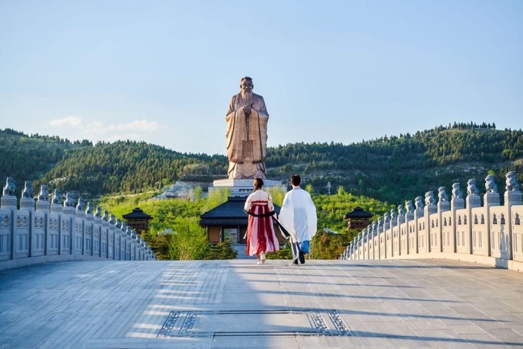 游客漫步尼山圣境領(lǐng)略古脈綿長。人民網(wǎng) 喬姝攝