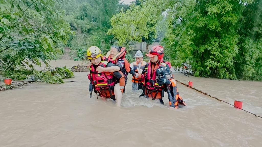 在忠縣，救援人員正在轉(zhuǎn)移受災(zāi)群眾。新華社發(fā)