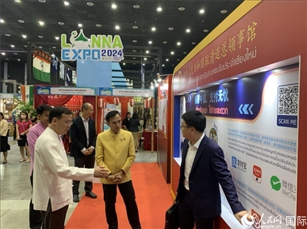 7月9日，中國駐清邁總領(lǐng)事陳海平與清邁副府尹威拉蓬等共同參觀以“暢游中國、支付無憂”為主題的中國展位。人民網(wǎng)記者章念生攝