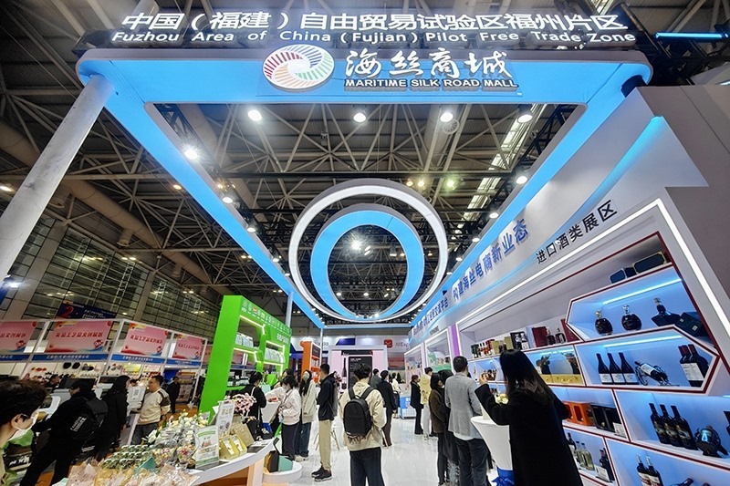 2024年3月18日，第四屆中國跨境電商交易會在福建福州開幕。展會聚焦“鏈接跨境全流域 共建電商新生態(tài)”，集聚全國80余個外貿(mào)產(chǎn)業(yè)帶的上千家供應(yīng)鏈企業(yè)。