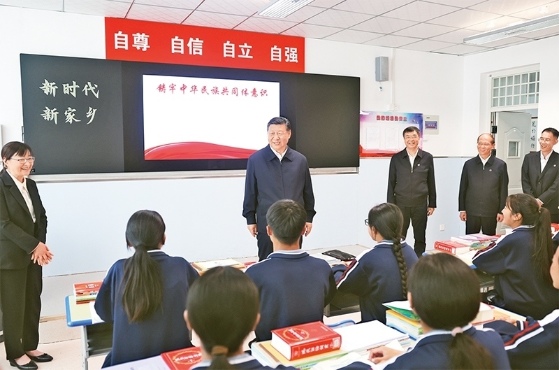 2024年6月18日至19日，中共中央總書(shū)記、國(guó)家主席、中央軍委主席習(xí)近平在青?？疾臁＿@是18日下午，習(xí)近平在果洛西寧民族中學(xué)高一（1）班觀(guān)摩“新時(shí)代、新家鄉(xiāng)”主題思政課。 新華社記者 鞠鵬/攝
