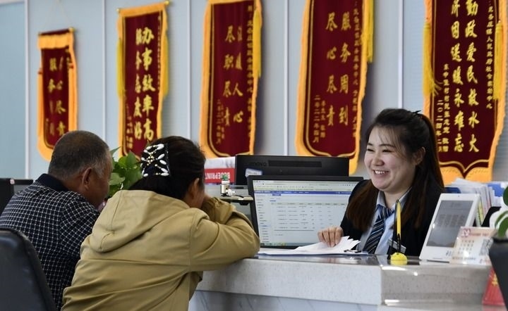 2024年3月25日，北京市大興區(qū)龐各莊鎮(zhèn)政務(wù)服務(wù)中心的工作人員耐心為群眾解答問(wèn)題。大興區(qū)龐各莊鎮(zhèn)政務(wù)服務(wù)中心用“最多跑一次”的工作理念為企業(yè)和群眾提供了便利化、精準(zhǔn)化、個(gè)性化的衍生服務(wù)。新華社記者 李欣 攝