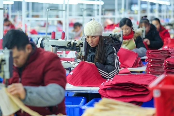 2024年1月18日，社區(qū)居民在紅安社區(qū)的鄉(xiāng)村振興就業(yè)車間工作。紅安社區(qū)是由易地搬遷安置區(qū)單獨(dú)成立的新社區(qū)，位于湖南省湘西土家族苗族自治州鳳凰縣禾庫(kù)鎮(zhèn)。新華社記者 張鋮 攝