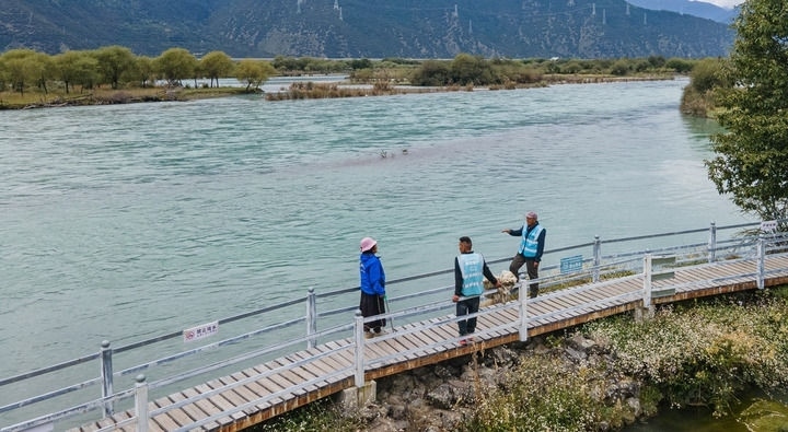 西藏雅尼國(guó)家濕地公園管護(hù)員在巡護(hù)途中小憩（無(wú)人機(jī)照片，2023年9月8日攝）。新華社記者 丁增尼達(dá) 攝