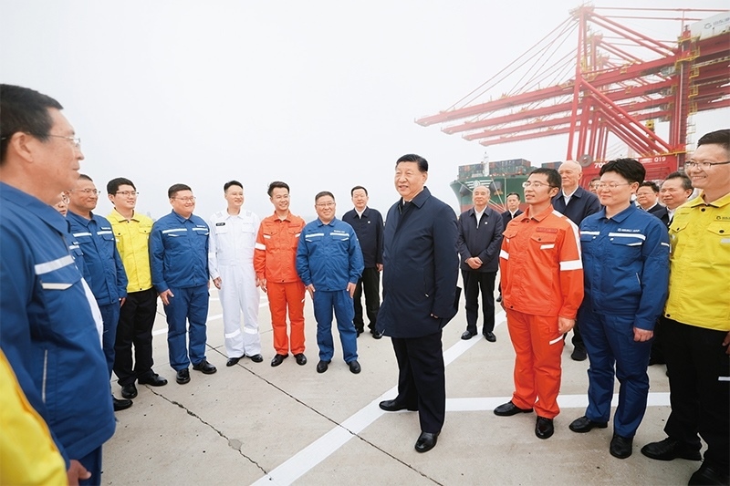 2024年5月22日至24日，中共中央總書(shū)記、國(guó)家主席、中央軍委主席習(xí)近平在山東考察。這是22日下午，習(xí)近平在日照港親切慰問(wèn)港口科技工作者、運(yùn)營(yíng)人員、航運(yùn)人員。 新華社記者 鞠鵬/攝