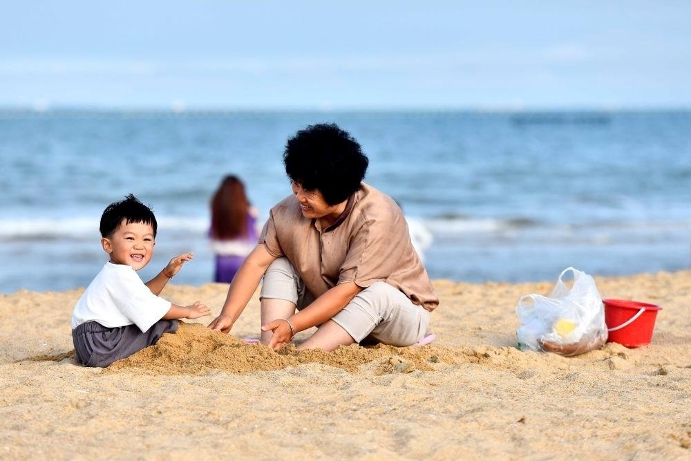 △山東日照陽(yáng)光海岸綠道沙灘一角。近年來(lái)，日照還海于民、還景于民，在保留松林、沙灘、礁石和濕地資源的基礎(chǔ)上，修復(fù)整治生態(tài)岸線，打造出一條長(zhǎng)約28公里的陽(yáng)光海岸綠道，吸引眾多市民游客度假休閑。