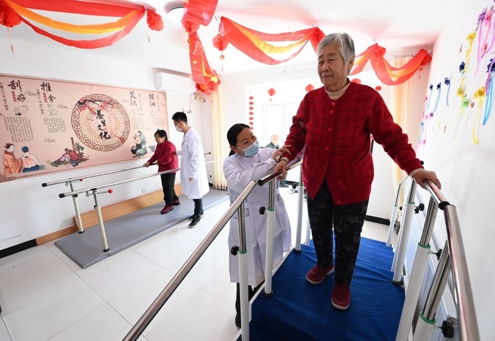 在河北省香河縣安平鎮(zhèn)運(yùn)河新村醫(yī)養(yǎng)中心，老年人在進(jìn)行康復(fù)訓(xùn)練（2024年2月29日攝）。新華社記者 王曉 攝