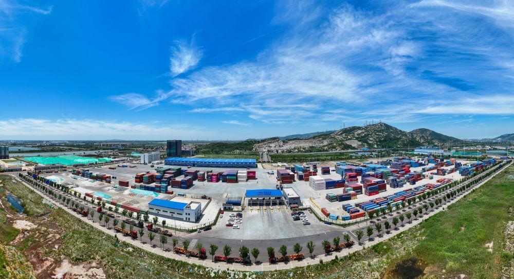 2024年6月26日拍攝的位于江蘇省連云港市連云區(qū)的上合組織（連云港）國(guó)際物流園內(nèi)的中國(guó)外運(yùn)集裝箱場(chǎng)站（無(wú)人機(jī)照片）。上合組織（連云港）國(guó)際物流園是連云港建設(shè)“一帶一路”交匯點(diǎn)強(qiáng)支點(diǎn)和上合組織國(guó)家出?；氐闹匾脚_(tái)載體。新華社記者 季春鵬 攝