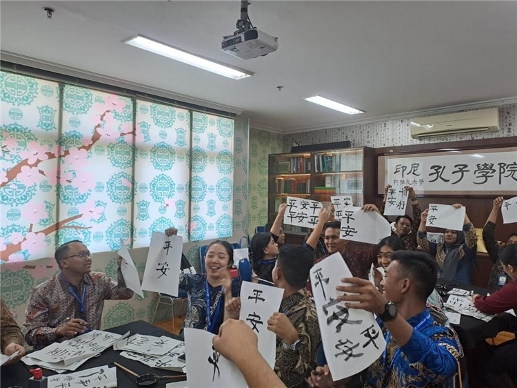 警察學(xué)員們展示書(shū)法學(xué)習(xí)成果。活動(dòng)主辦方供圖