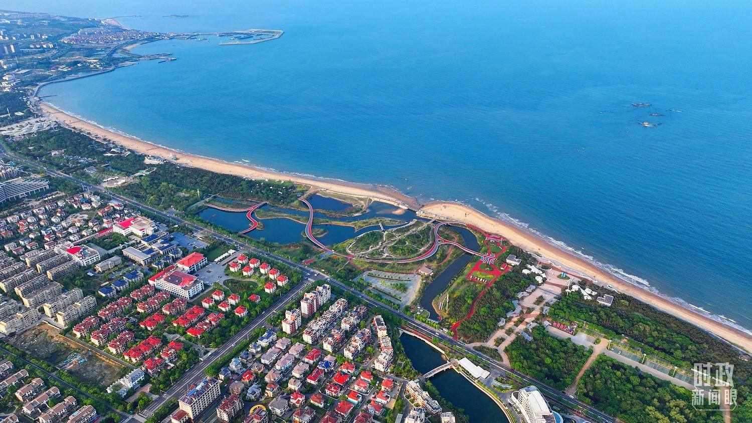 △日照市陽光海岸綠道。近年來，日照市對沿海裸露場地及岸線破損處進行生態(tài)修復，建成約28公里的陽光海岸綠道，為市民和游客提供了運動休閑好去處。（總臺央視記者范凱拍攝）