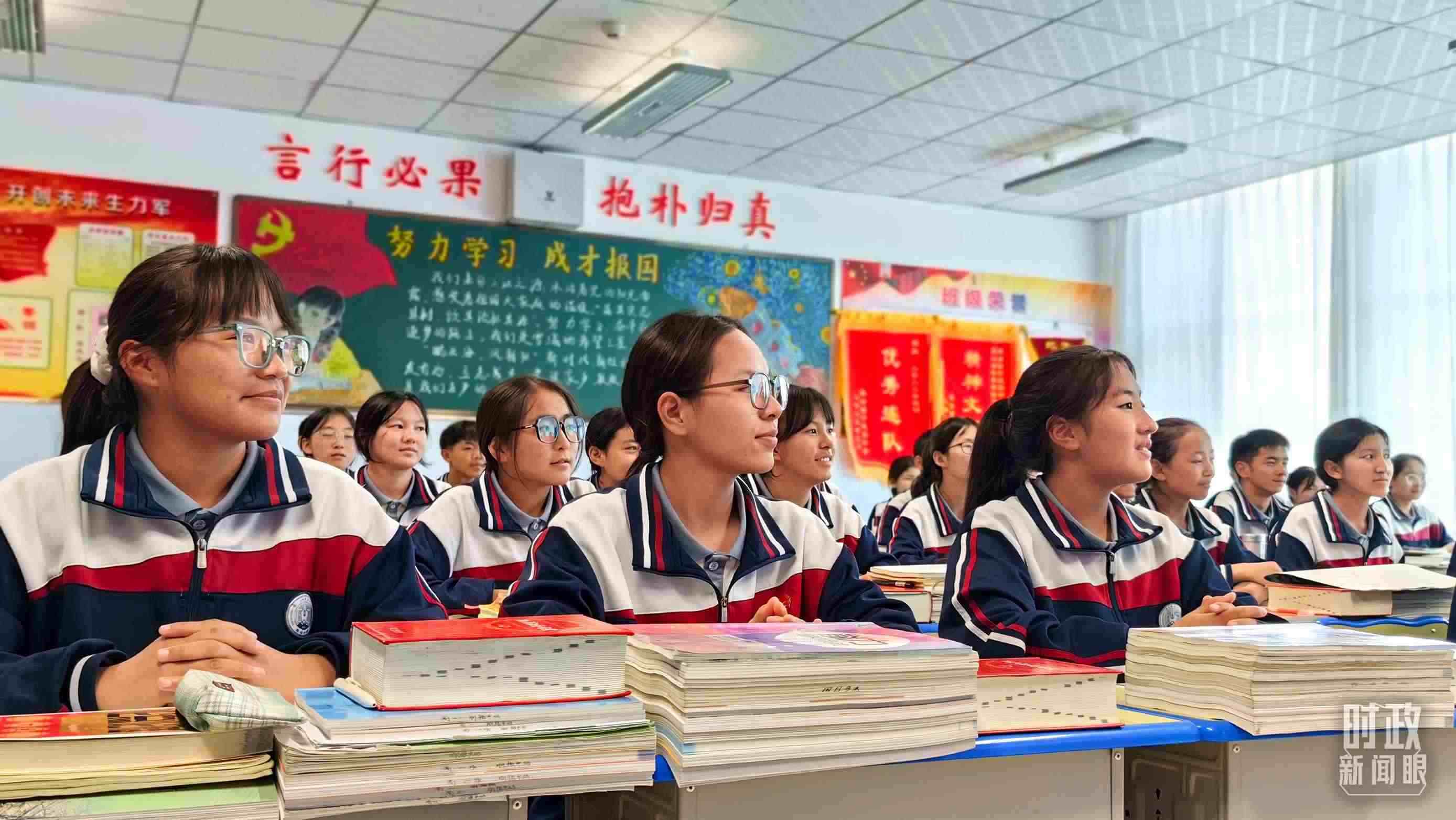 △果洛西寧民族中學高一（1）班的“新時代、新家鄉(xiāng)”主題思政課。（總臺央視記者段德文拍攝）