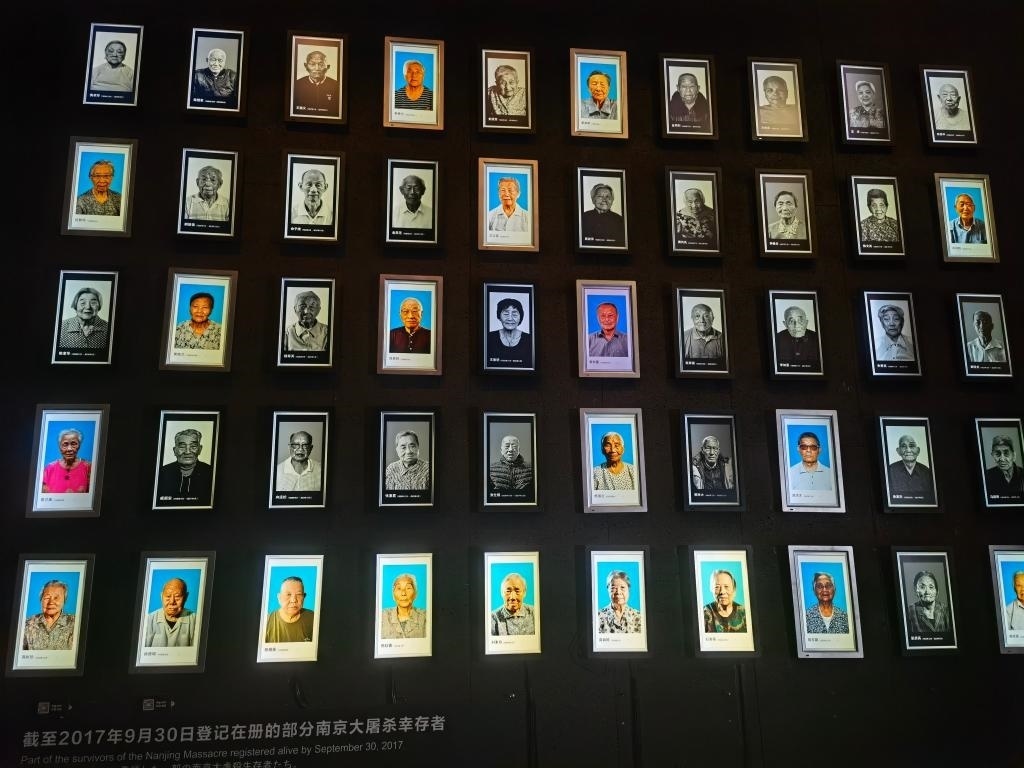 侵華日軍南京大屠殺遇難同胞紀(jì)念館內(nèi)的幸存者照片墻局部。新華社記者邱冰清 攝