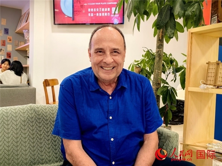 巴西坎皮納斯州立大學(xué)文學(xué)院資深教授弗朗西斯科·福特·哈德曼接受人民網(wǎng)專訪。人民網(wǎng)記者 符園園攝