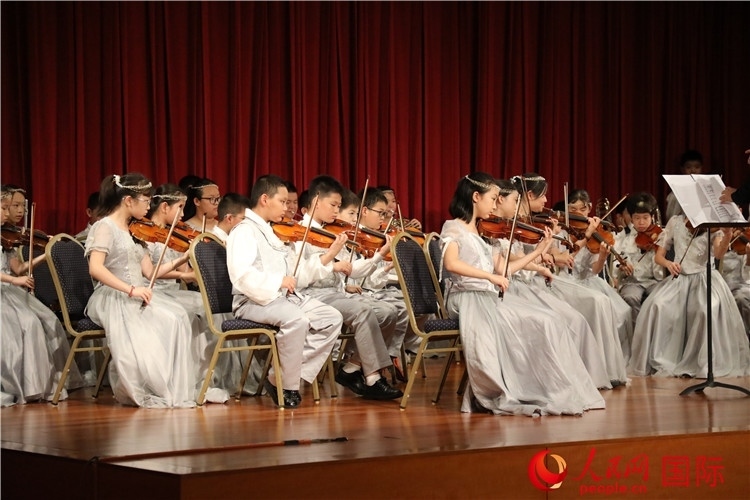 北京市學生金帆藝術團的學生們演奏音樂。人民網記者 李志偉攝