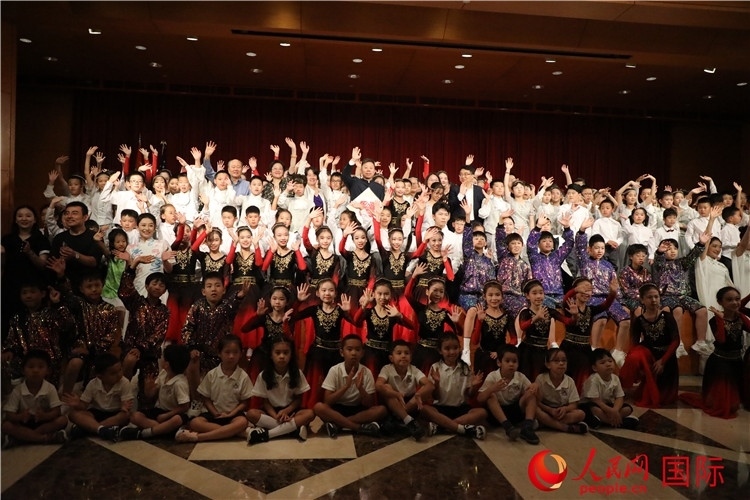 中美青少年藝術交流匯演活動結束后，嘉賓們與學生們合影。人民網記者 李志偉攝