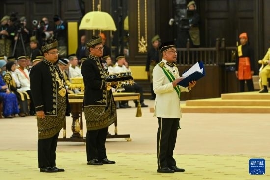  7月20日，馬來西亞總理安瓦爾（右）在吉隆坡出席最高元首登基儀式。新華社發(fā)（馬來西亞新聞局供圖）