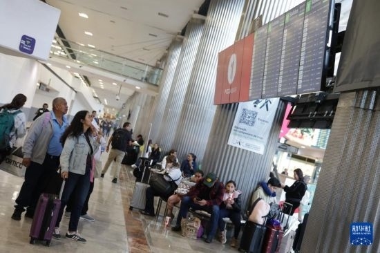 7月19日，在墨西哥首都墨西哥城的貝尼托·華雷斯國際機(jī)場，許多航班被延誤或取消，大量旅客在機(jī)場等待。新華社發(fā)（弗朗西斯科·卡涅多攝）