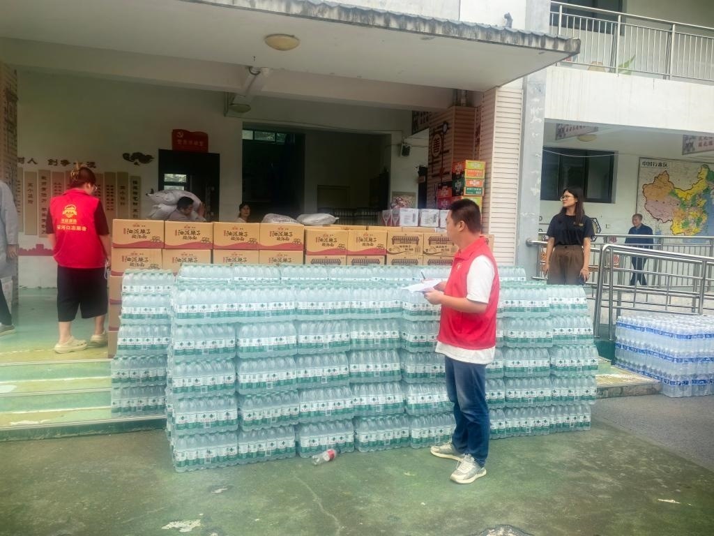 圖為愛心人士向鳳縣河口鎮(zhèn)中心小學(xué)捐贈(zèng)的物資。新華社記者 劉彤 攝