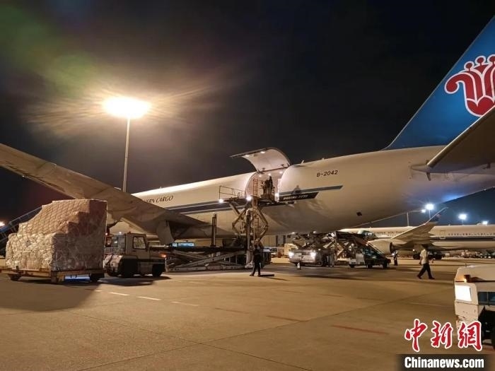 南航物流客機正裝運前往巴黎的跨境電商貨物。南方航空 供圖