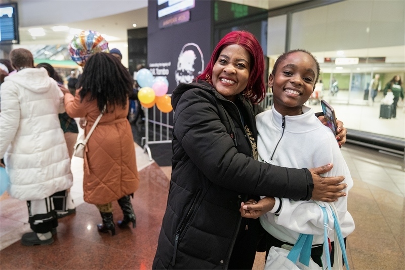 學(xué)生與家長(zhǎng)相擁歡慶。希拉茲·莫林?jǐn)z